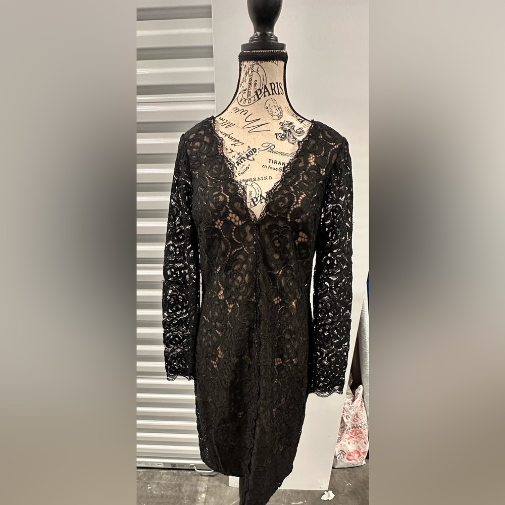 Vera Wang black lace with nude underlay. Worn once. No pulls, lace in tact.